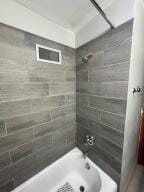 bathroom featuring tiled shower / bath combo