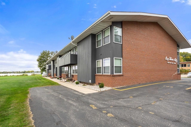 1001 Bay Shore Dr, Oshkosh, WI 54901 - view of home's exterior featuring a lawn