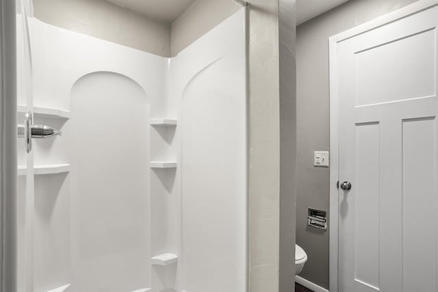 1001 Bay Shore Dr, Oshkosh, WI 54901 - bathroom featuring a shower and toilet