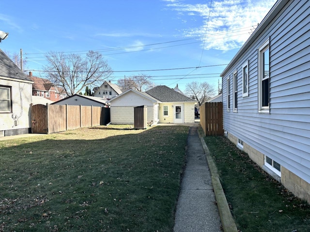 view of yard featuring an outbuilding