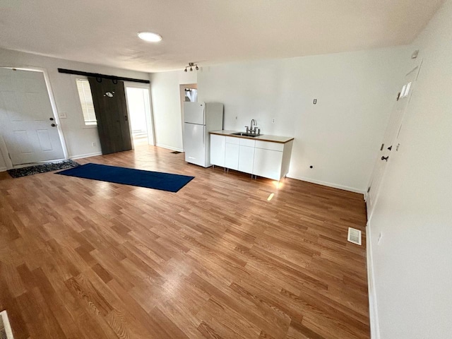 foyer with sink and light hardwood / wood-style flooring