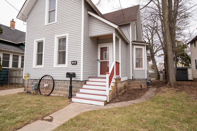 view of front facade featuring a front lawn