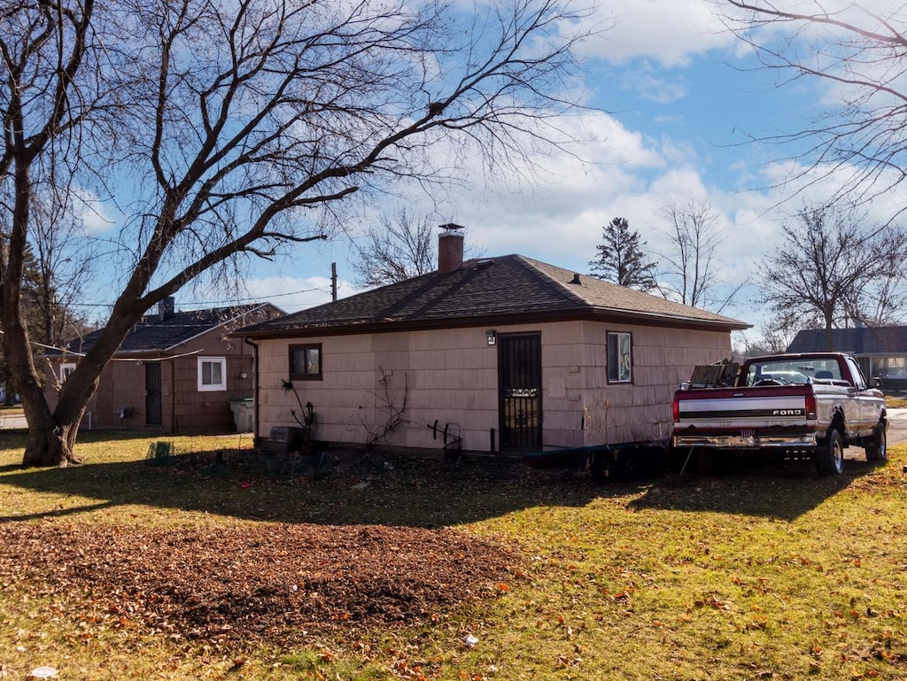 back of house featuring a yard