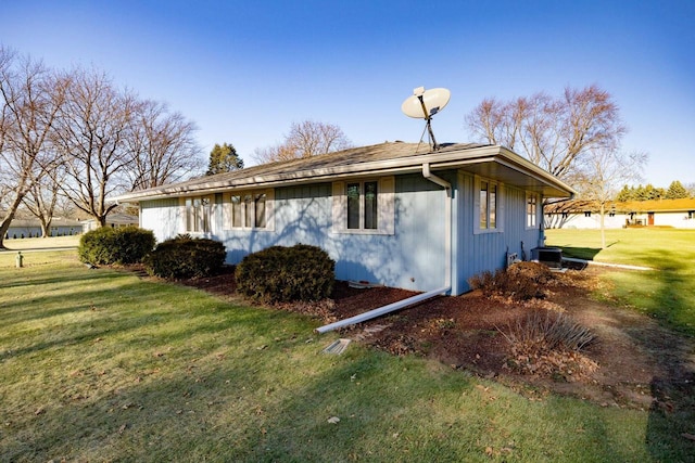 view of side of property featuring a lawn