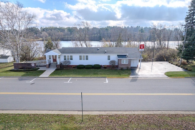 view of front of property featuring a water view and a front yard