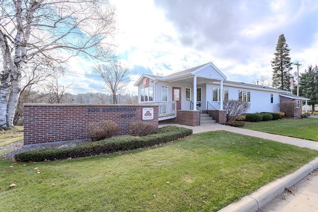 view of front of house featuring a porch and a front lawn