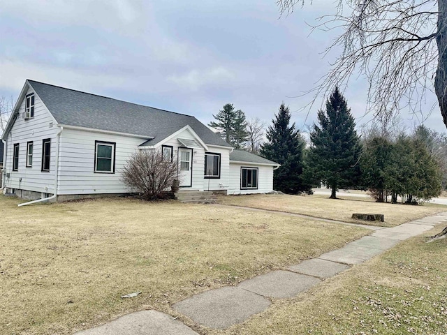 view of front facade with a front yard