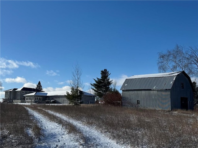 view of yard featuring an outbuilding