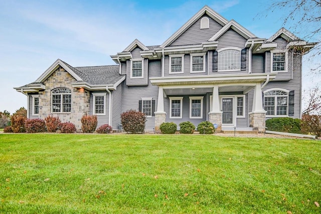 view of front of property featuring a front lawn