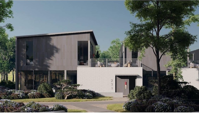 view of front of property featuring a balcony