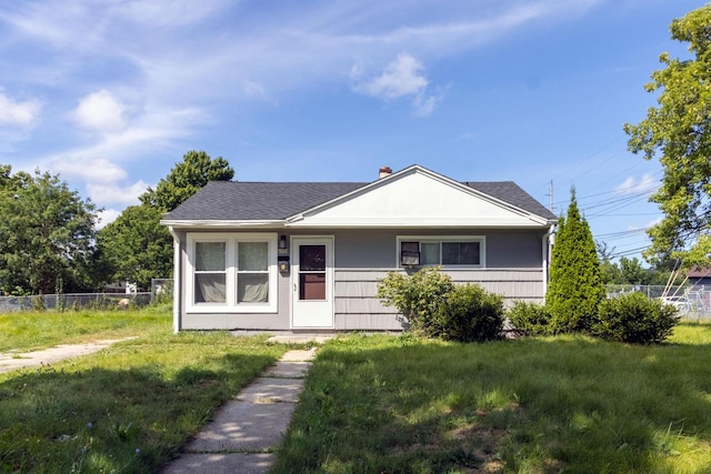 bungalow featuring a front lawn