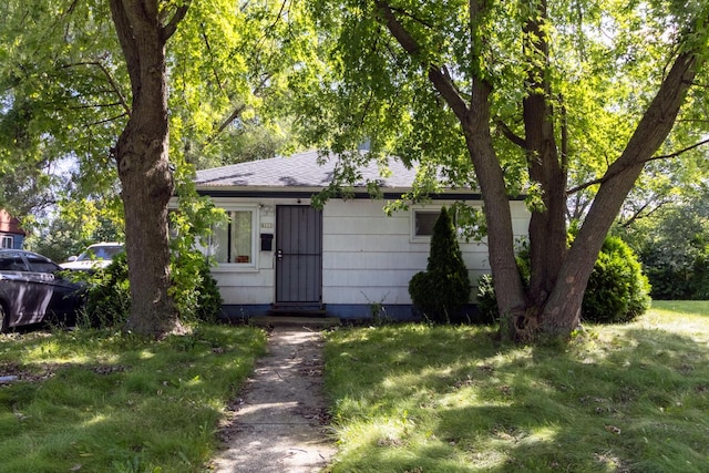 view of front of property featuring a front yard