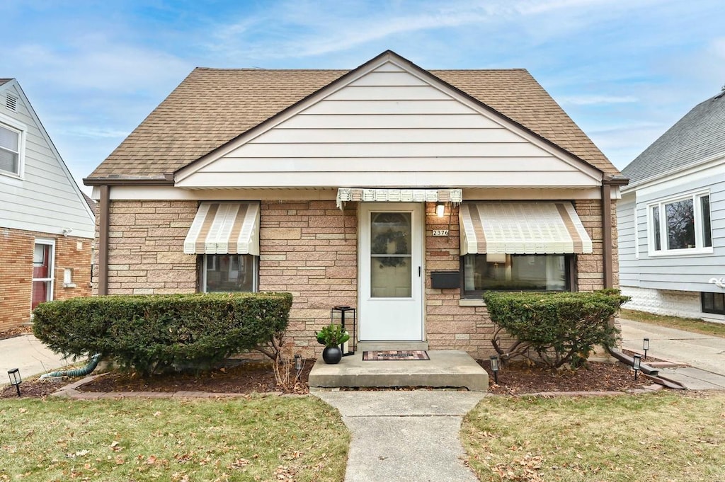 view of front facade with a front yard