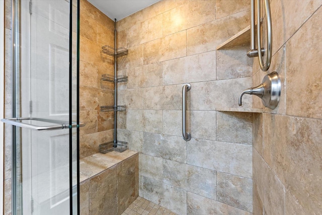 bathroom featuring a tile shower