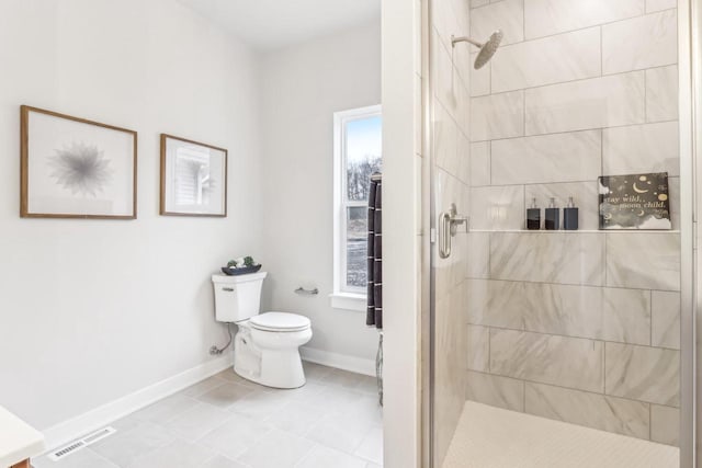 full bath featuring tile patterned flooring, toilet, visible vents, baseboards, and a shower stall