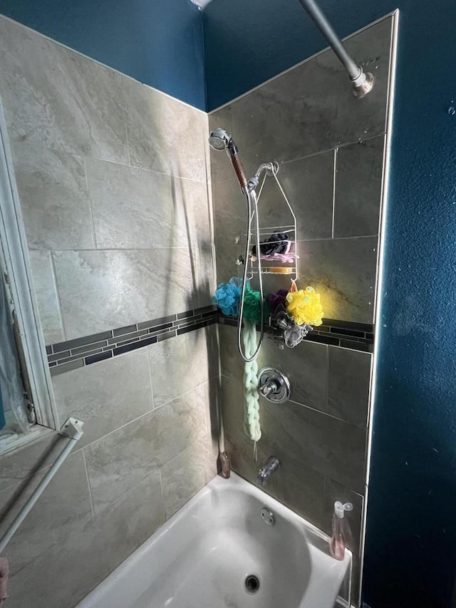 bathroom with tiled shower / bath