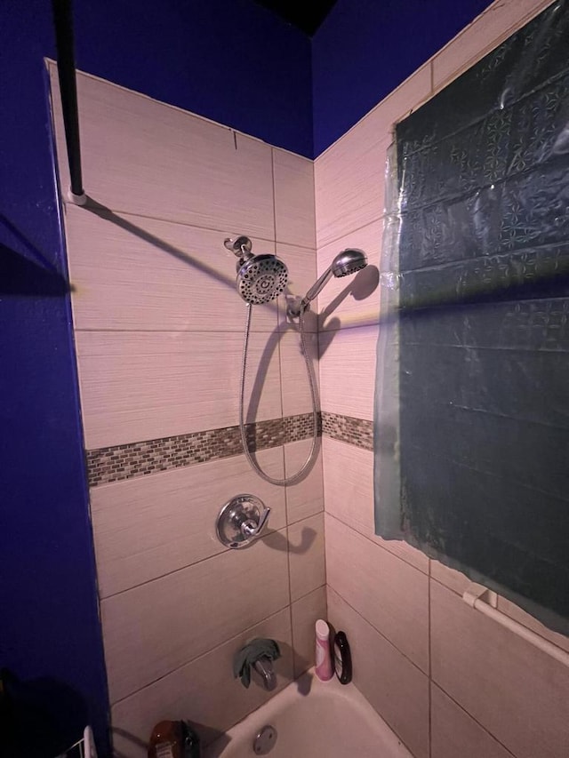 interior details featuring tiled shower / bath combo