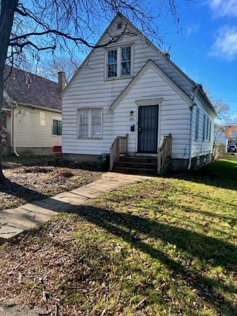 view of front of house with a front lawn