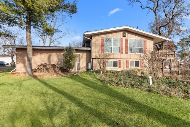 tri-level home featuring a front lawn