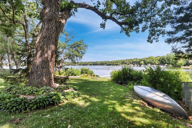 view of yard featuring a water view