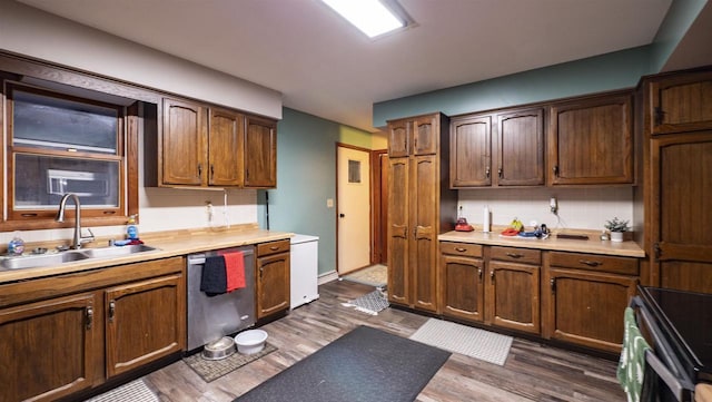 kitchen featuring sink, stainless steel dishwasher, decorative backsplash, dark hardwood / wood-style flooring, and range