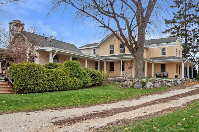 view of front facade featuring a front yard