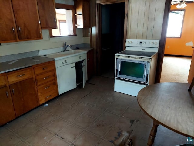 kitchen featuring sink, plenty of natural light, ceiling fan, and white electric stove