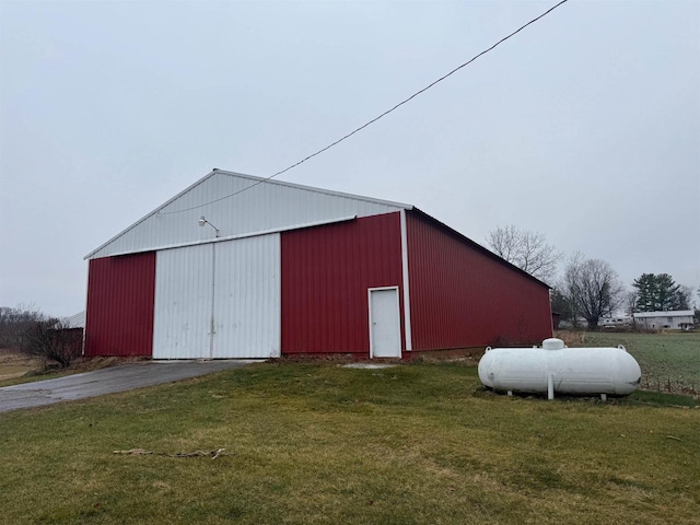 view of outdoor structure featuring a yard