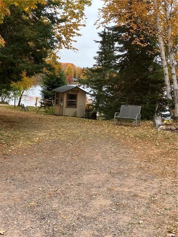 view of yard with a storage shed