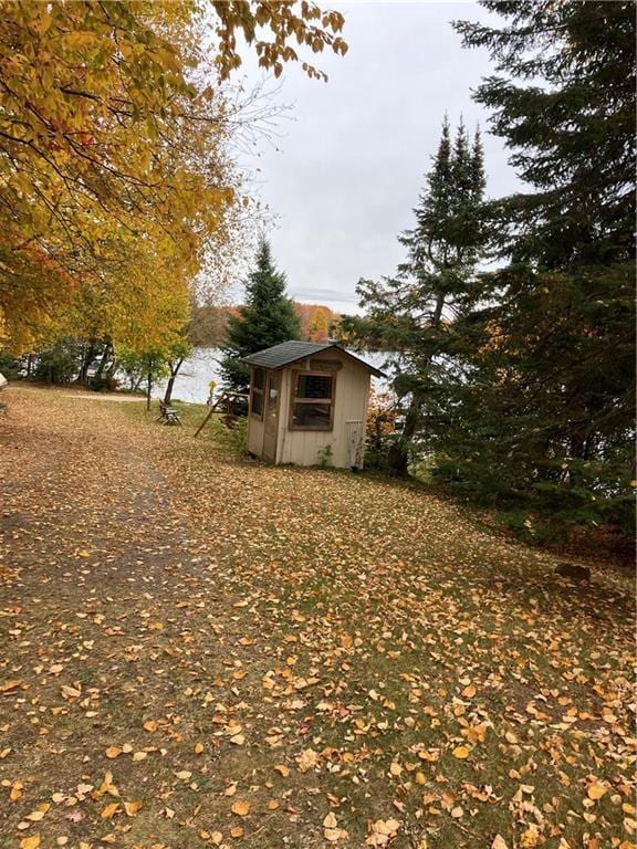 view of yard with a shed