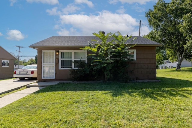 view of front of property with a front lawn