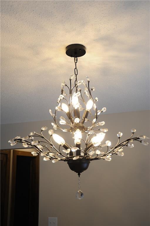 interior details featuring a chandelier and a textured ceiling