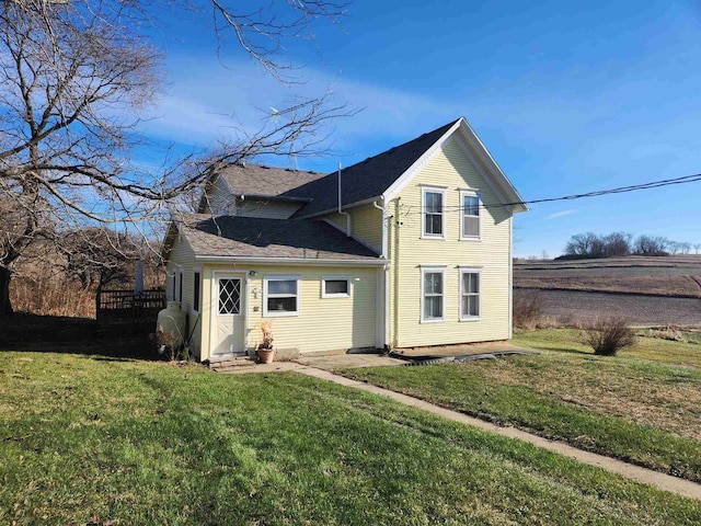 view of front of home featuring a front lawn