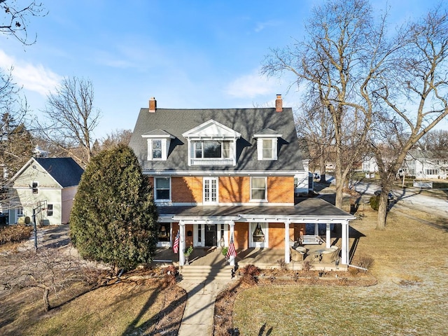 view of front of property featuring a front yard