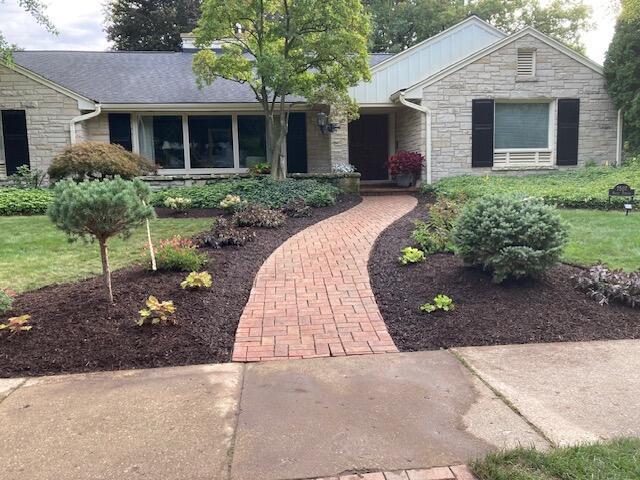 ranch-style home with a front lawn