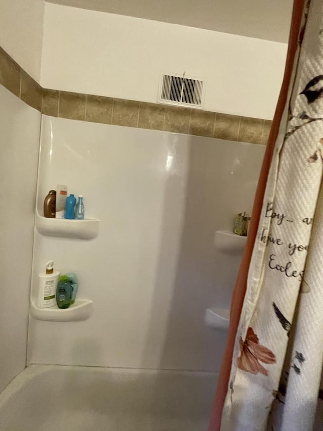 bathroom featuring a shower with shower curtain