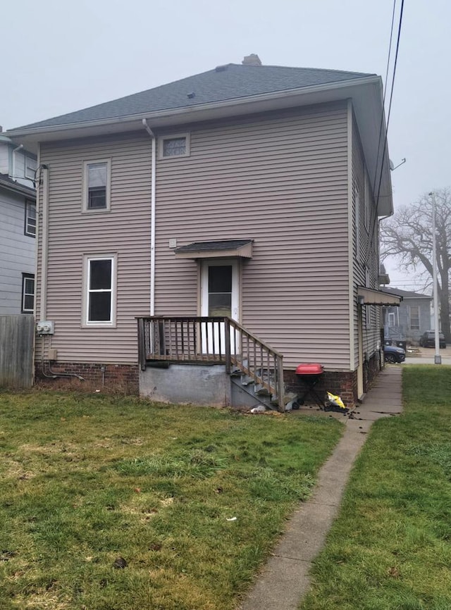 back of house featuring a lawn