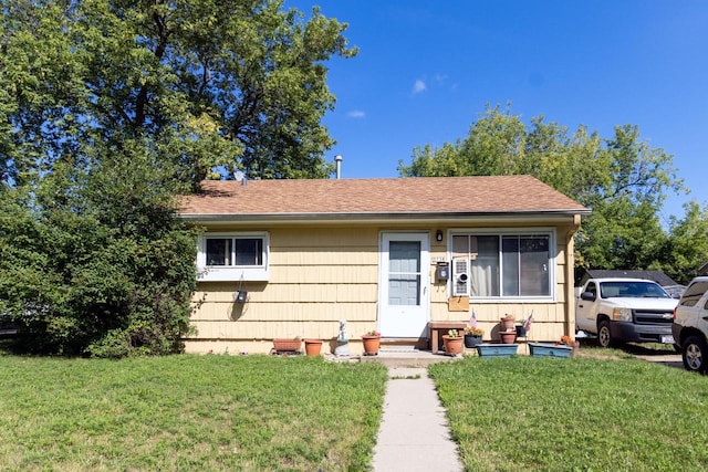 view of front of property featuring a front lawn