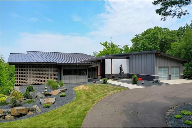 view of front of home featuring a front yard and a garage