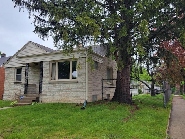 view of front of property featuring a front lawn