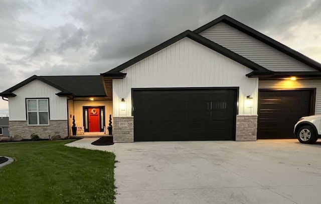 view of front facade with a garage and a front yard