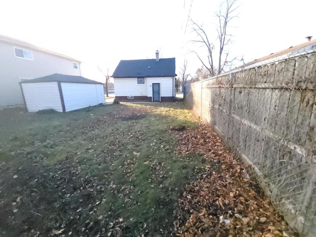 view of yard featuring an outbuilding