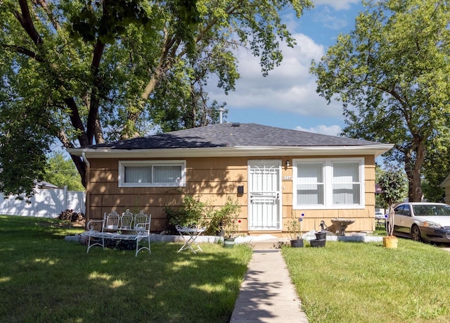 view of front facade with a front lawn