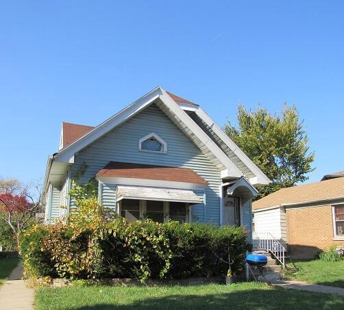 view of front of house with a front lawn