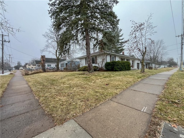 view of front of property featuring a front yard