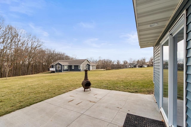 view of yard featuring a patio area