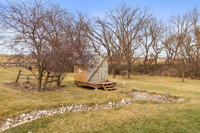 view of yard featuring a storage shed