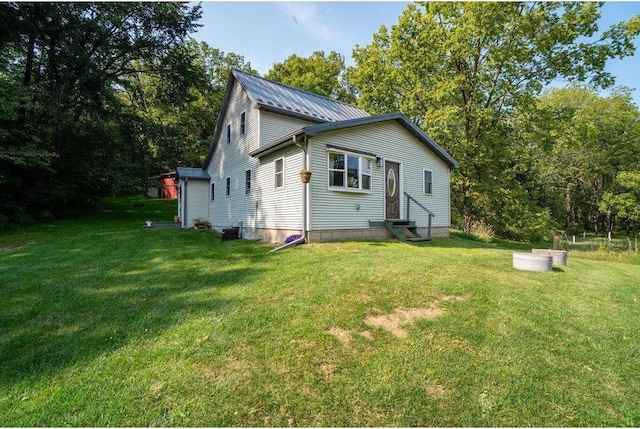 back of house featuring a lawn