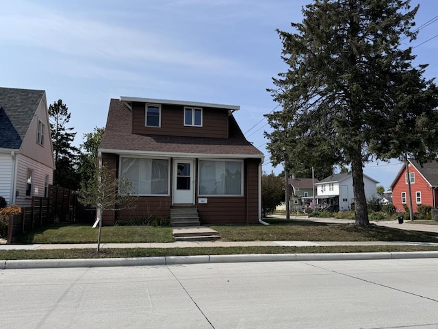 bungalow featuring a front lawn