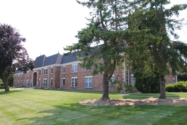 view of front facade with a front lawn